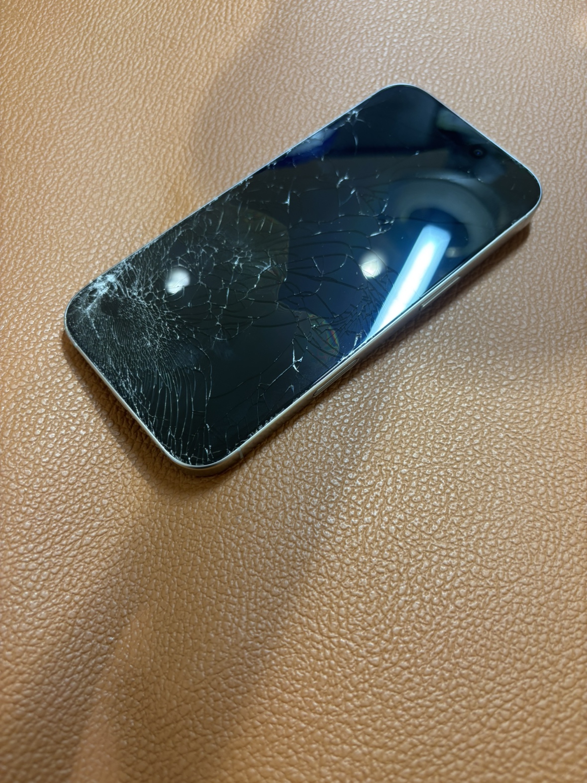 画面バキバキになってしまったiPhone13画面修理承りました！！